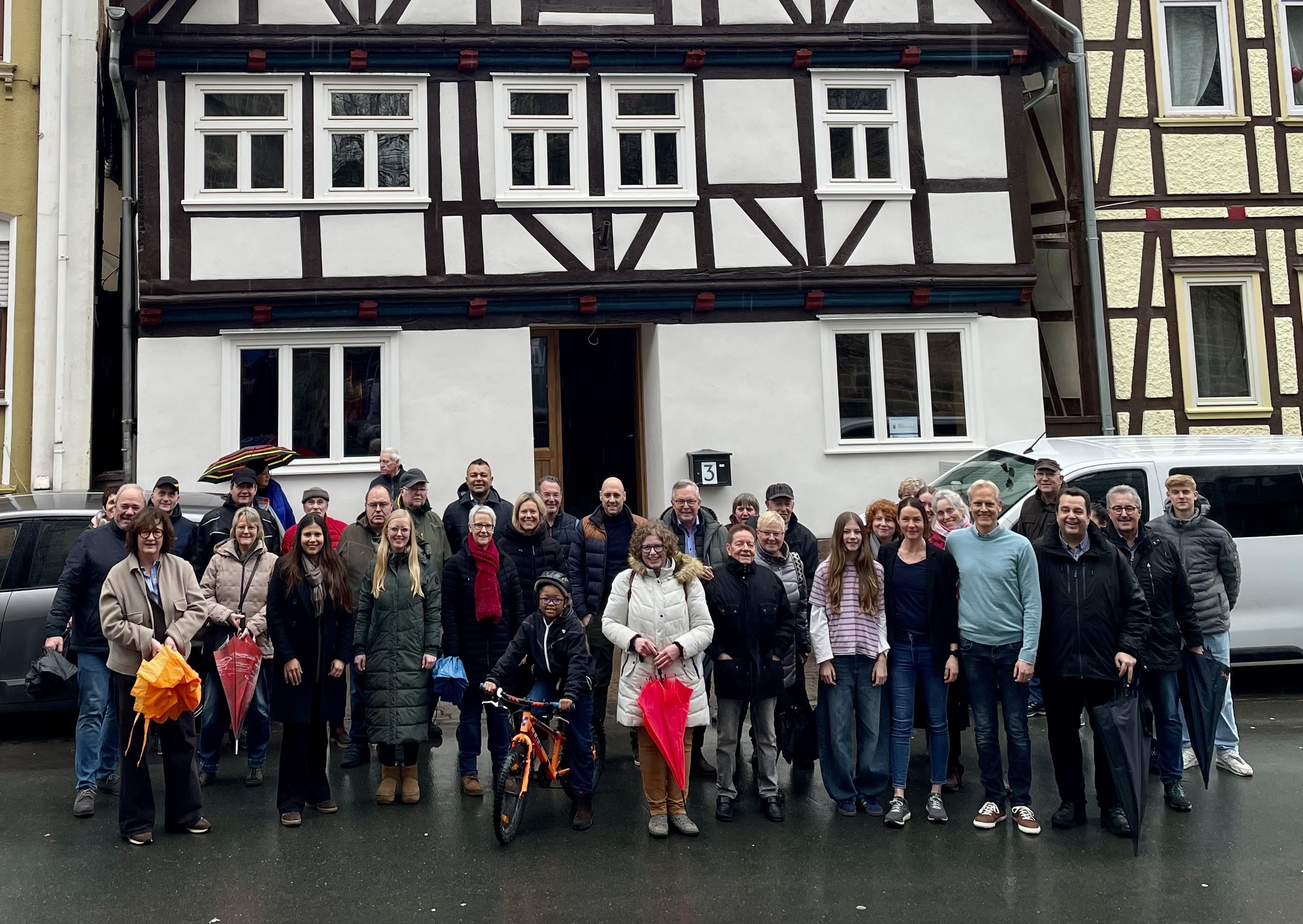 Das von au�en eher unscheinbar wirkende Haus �Pfortenstra�e 3� von Georg und Stephanie Kolckhorst (Erste Reihe, 2.+3. v.r.) beherbergt im hintere Teil einen beeindruckenden mittelalterlichen Gew�lbekeller, der im Rahmen des CDU-Stadtrundgangs besichtigt w