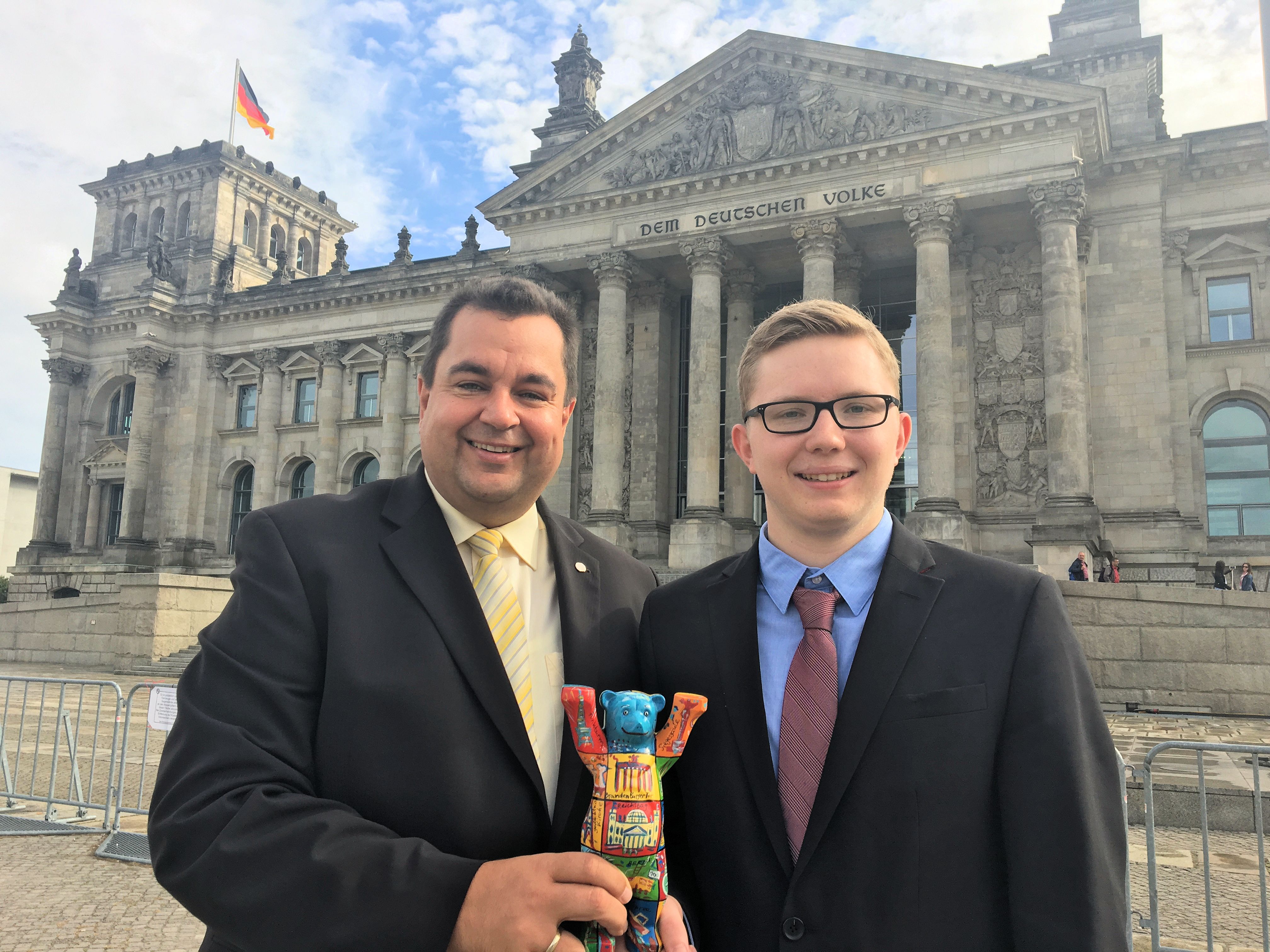 Der 19-jährige Theologiestudent Marius Querl aus Twistetal-Berndorf (rechts) lernte bei einem vierwöchigen Praktikum im Berliner Abgeordnetenbüro von CDU-MdB Thomas Viesehon die Parlamentsarbeit im Deutschen Bundestag kennen.