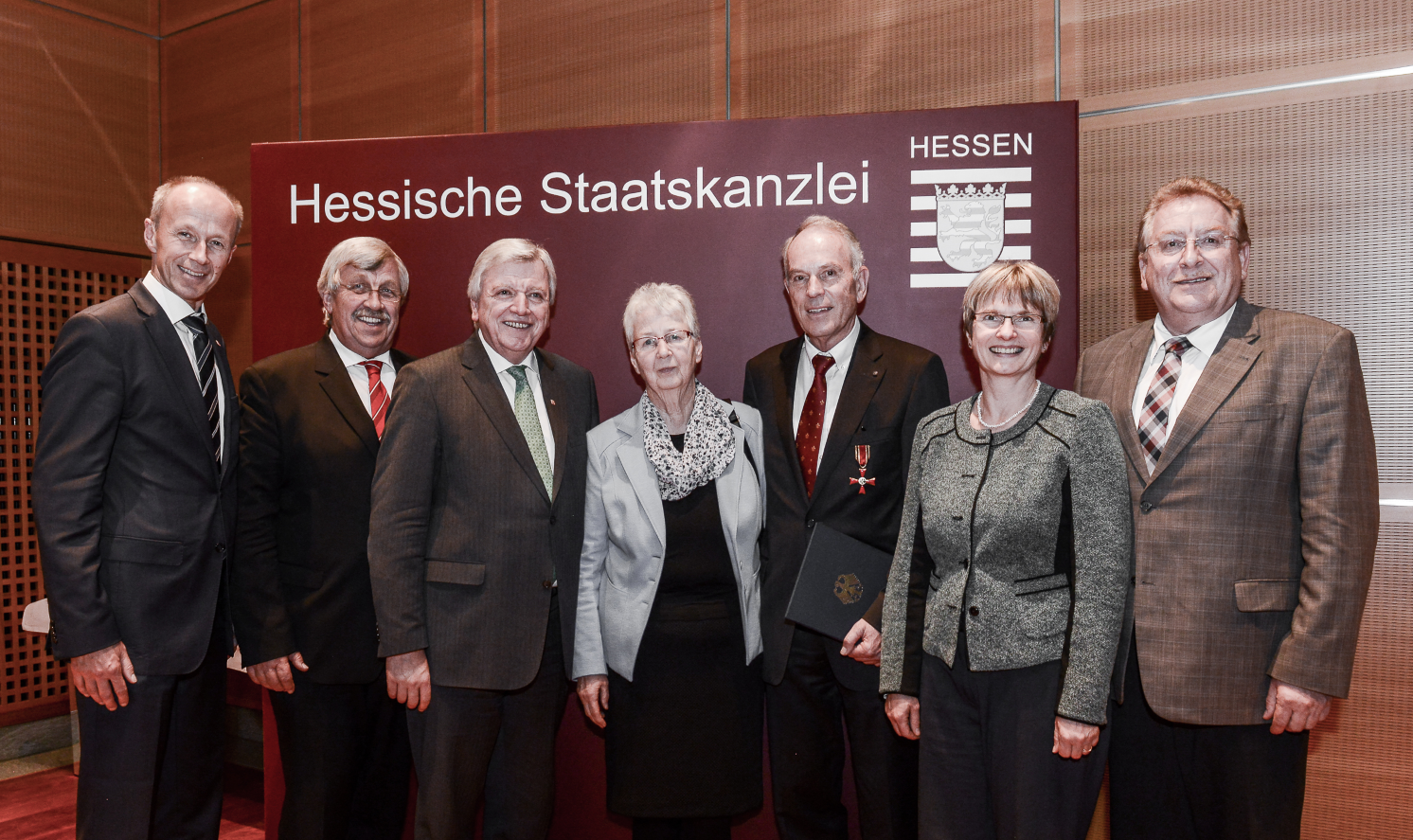 Armin Schwarz MdL, Regierungspräsident Dr. Walter Lübcke, Ministerpräsident Volker Bouffier, Ehefrau Doris, Lutz Klein, Claudia Ravensburg MdL, Uwe Weiß.