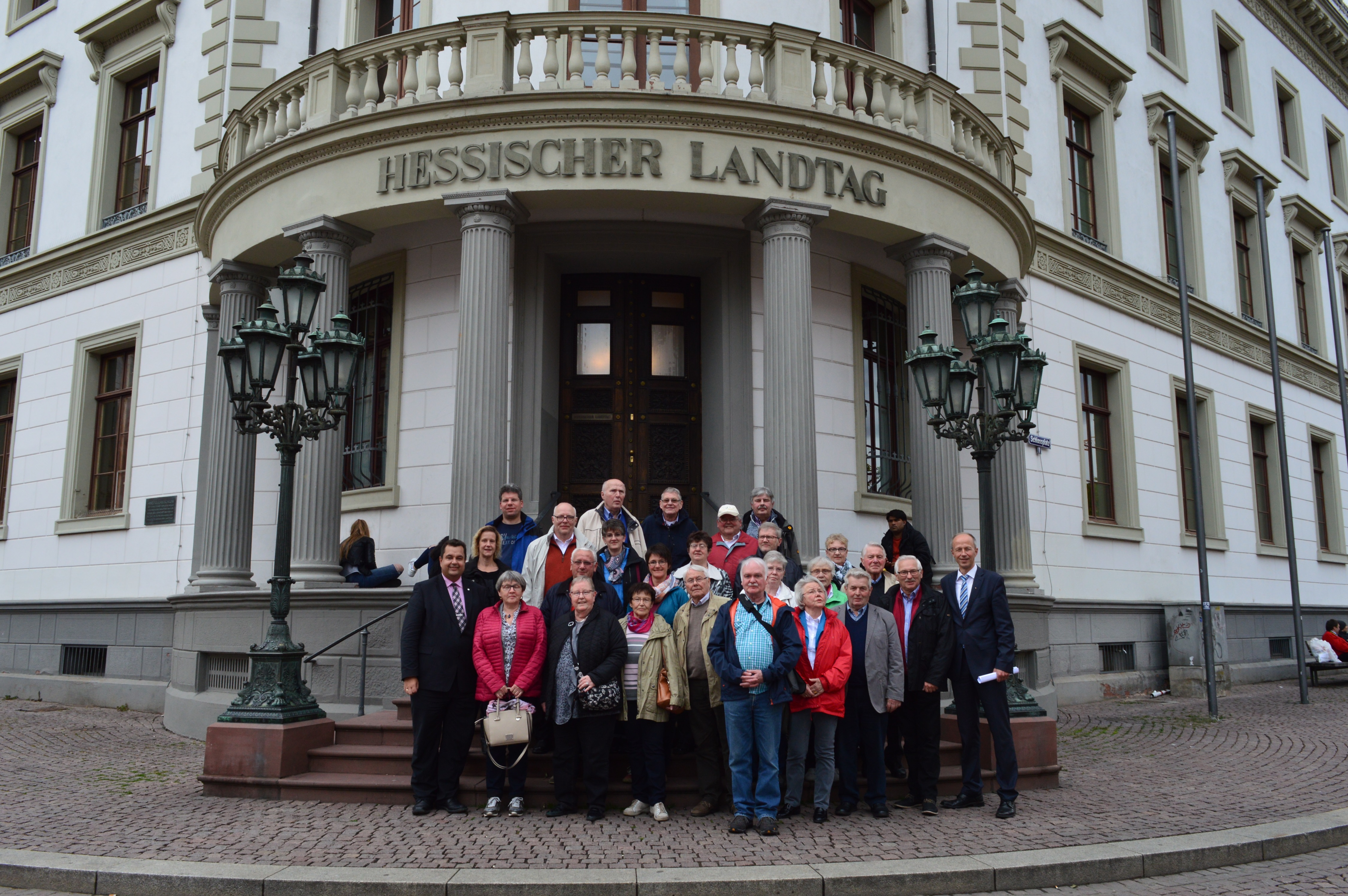 Teilnehmer der Wiesbadenfahrt der CDU Volkmarsen mit dem Vorsitzenden MdB Thomas Viesehon (links) und dem einladenden Waldecker Landtagsabgeordneten Armin Schwarz (rechts) vor dem Hessischen Landtag.