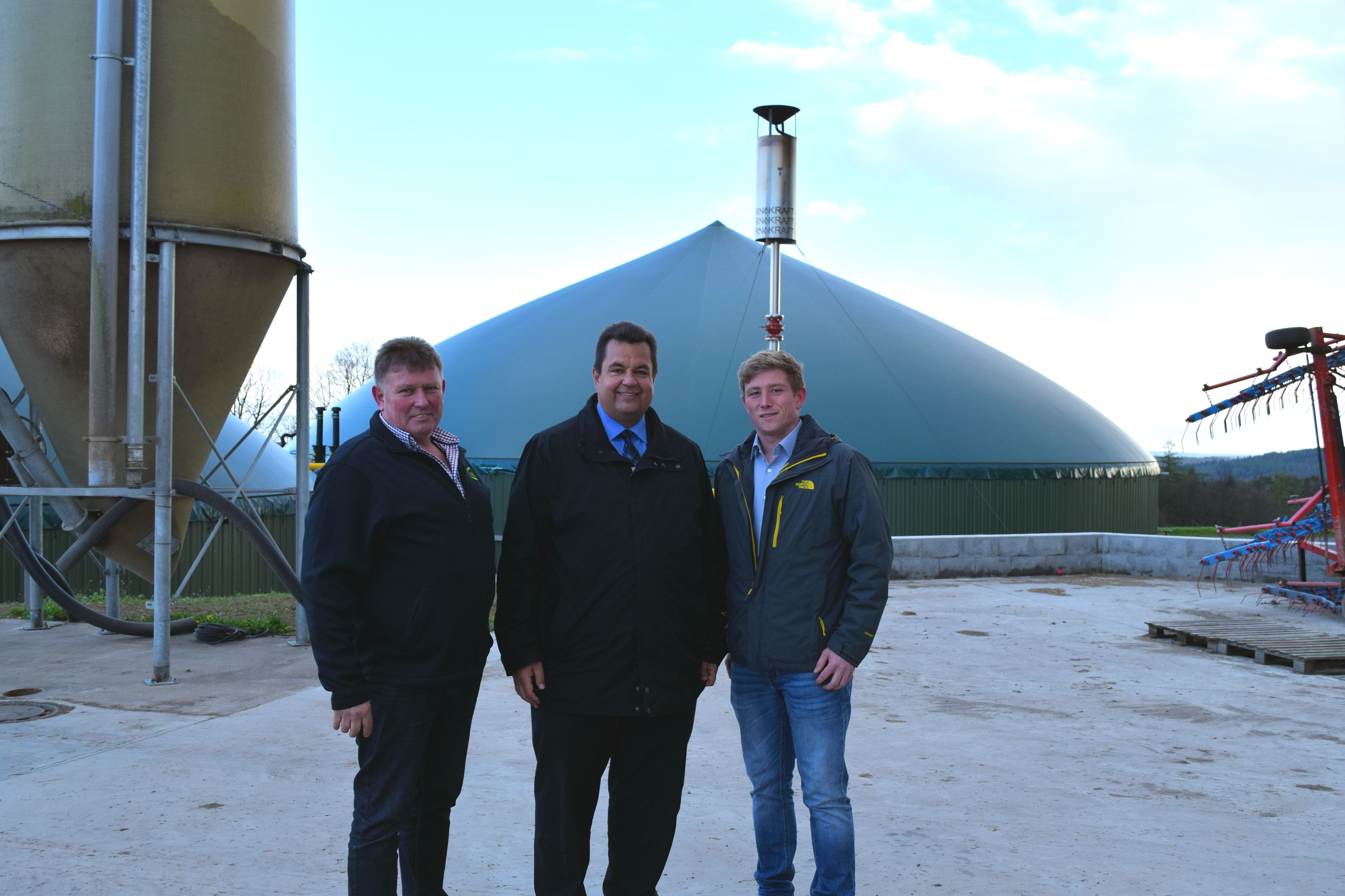  Betriebsinhaber Gerhard Buckert, CDU-Bundestagsabgeordneter Thomas Viesehon und Anton Buckert vor der Biogasanlage des Weidenhofes in Lichtenfels-Fürstenberg (v.l.n.r.).