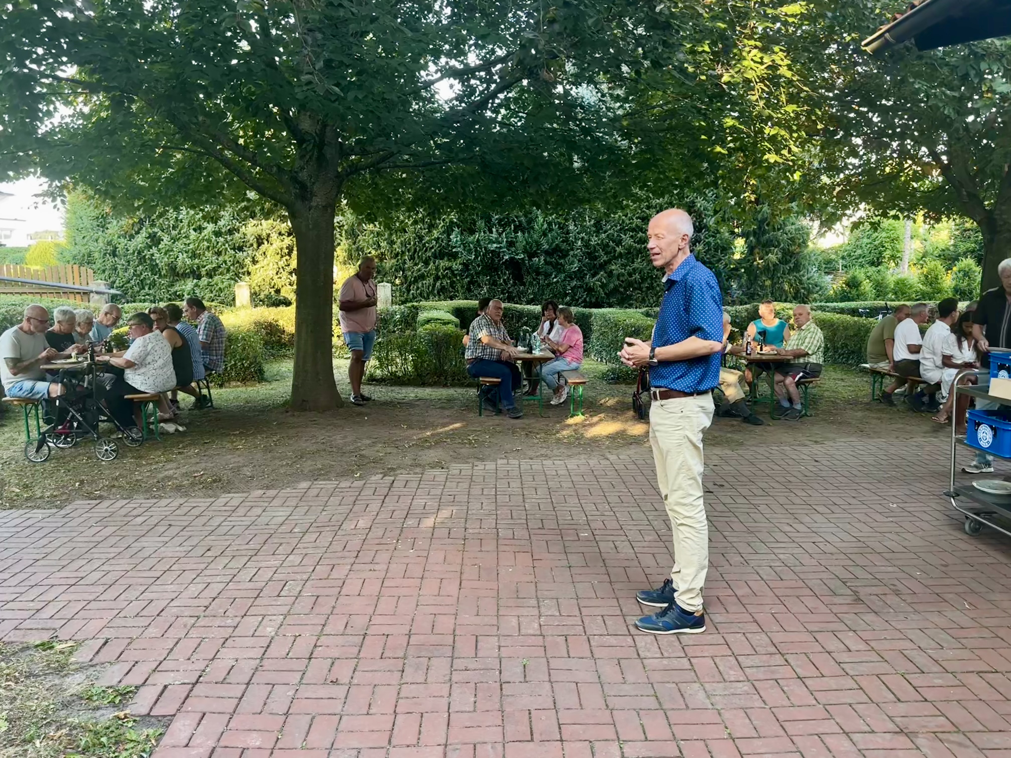 Kultusminister Armin Schwarz war einer der Ehrengste beim Sommerfest der CDU Volkmarsen. Herrliches Wetter, schattige Pltze, Gegrilltes, khle Getrnke sowie informative Gruworte sorgten wieder fr einen wunderbaren Sommerabend im idyllischen Rosengart