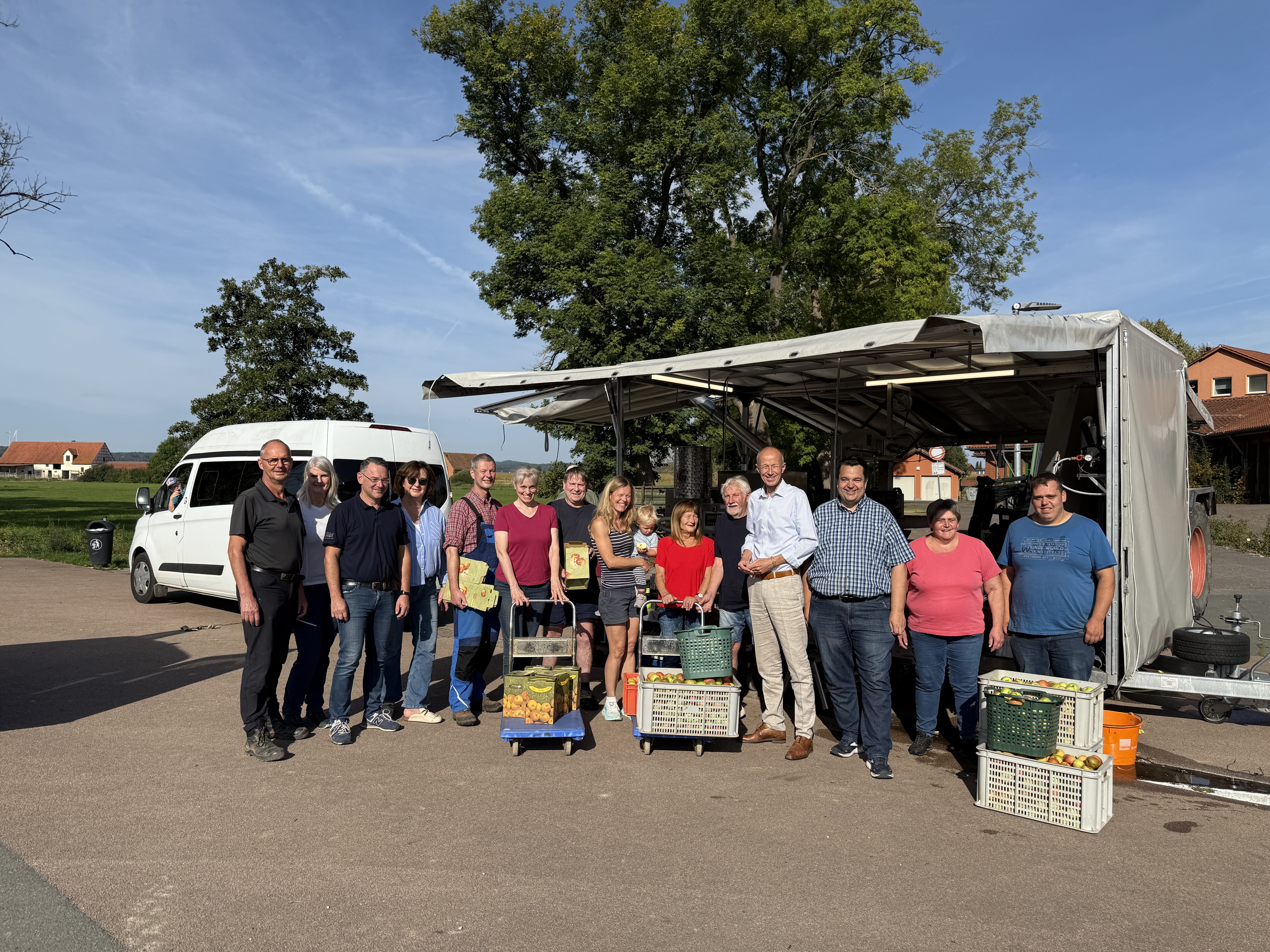 CDU-Stadtverbandsvorsitzender Thomas Viesehon und Staatsminister Armin Schwarz (3.+4.v.r.) freuten sich ber das erneut groe Interesse am Saftpressen vor der Volkmarser Nordhessenhalle.